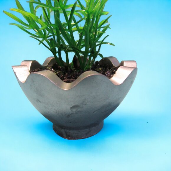 Aquarium Decoration - Silver Wavy Pot with Small Green Plant. - Picture 5 of 6